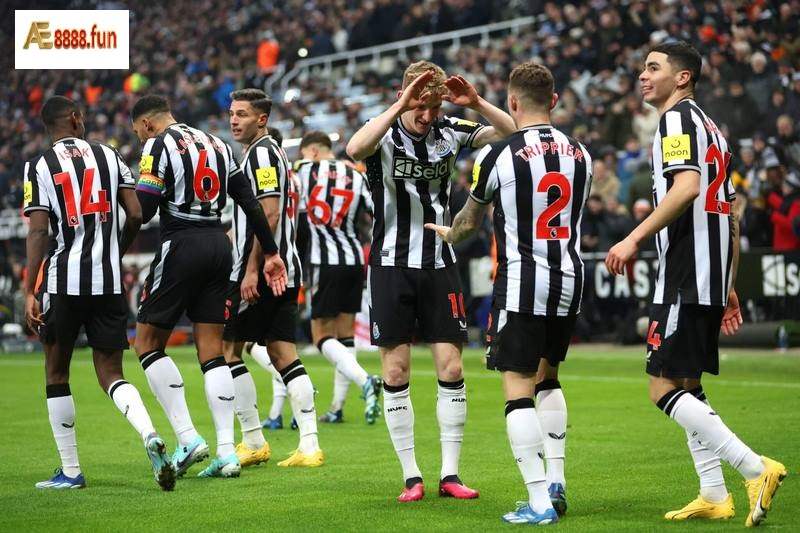 Trang phục của Newcastle do Fun88 tài trợ